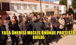 MAAŞLARDAN KESİNTİYİ DE ÖNGÖREN DEPREME YÖNELİK YASA ÖNERİSİ MECLİS ÖNÜNDE PROTESTO EDİLDİ