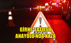 TRAFİK KAZASINDA BANKETE DÜŞEN ARAÇ REKLAM PANOSUNA ÇARPARAK REKLAM PANOSU DİREĞİNİ BİR BAŞKA ARACIN ÜZERİNE DEVİRDİ