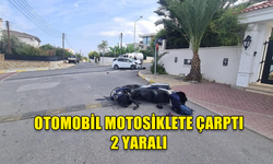 OTOMOBİL MOTOSİKLETLİYE ÇARPTI.2 YARALI