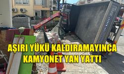 İNŞAATA YÜK BOŞALTIRKEN AŞIRI YÜK ALAN KAMYONET YAN YATTI