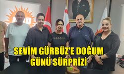 UBP GAZİMAĞUSA İLÇESİ PERSONELİ SEVİM GÜRBÜZ'E DOĞUM GÜNÜ SÜRPRİZİ