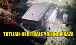 TATLISU GEÇİTKALE YOLUNDA KORKUTAN KAZA..ARAÇ UÇURUMUN ARASINDA KALDI