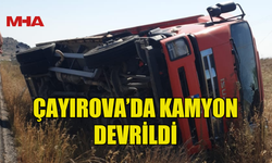 ÇAYIROVA’DA KAMYON DEVRİLDİ: 3 YARALI