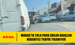MARAŞ'TA YOLA PARK EDİLEN ARAÇLAR NEDENİYLE TRAFİK TIKANIYOR
