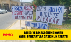BELEDİYE BİNASI ÖNÜNDEKİ YAZILAR DİKKAT ÇEKTİ