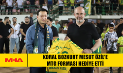 KORAL BOZKURT MESUT ÖZİL'E MTG FORMASI HEDİYE ETTİ