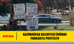 GAZİMAĞUSA BELEDİYESİ ÖNÜNDE PANKARTLI PROTESTO