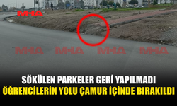 SÖKÜLEN PARKELER GERİ YAPILMADI ÖĞRENCİLERİN YOLU ÇAMUR İÇİNDE BIRAKILDI