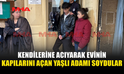 KENDİLERİNE ACIYARAK EVİNİN KAPILARINI AÇAN YAŞLI ADAMI SOYDULAR