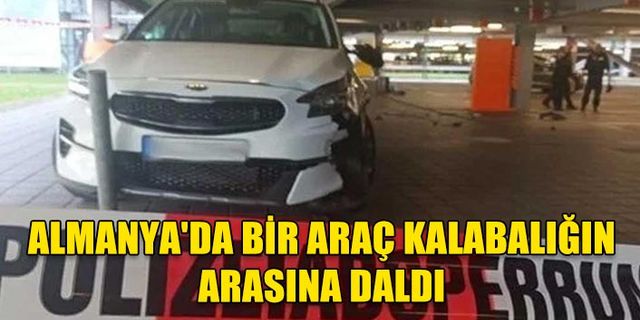 ALMANYA'DA BİR ARAÇ KALABALIĞIN ARASINA DALDI