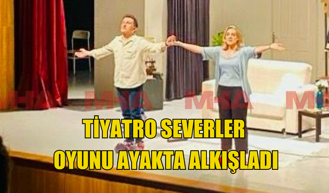 Tiyatro severler, oyunu ayakta alkışladı