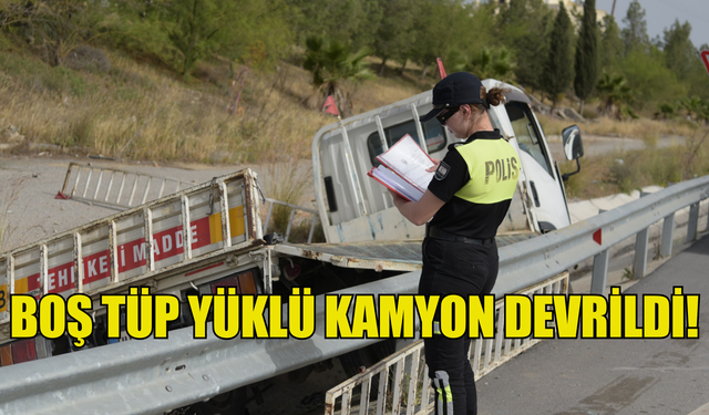 GİRNE-LEFKOŞA ANAYOLUNDA BOŞ TÜP YÜKLÜ KAMYONET DEVRİLDİ… SÜRÜCÜ YARALANDI