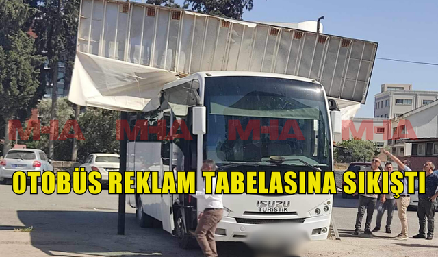 GAZİMAĞUSA'DA OTOBÜS REKLAM TABELASINA SIKIŞTI!