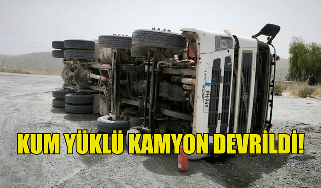 KUM YÜKLÜ KAMYON DEVRİLDİ!