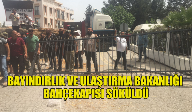 HAYVAN ÜRETİCİLERİNİN EYLEMİNDE BAYINDIRLIK VE ULAŞTIRMA BAKANLIĞI BAHÇE KAPISI SÖKÜLDÜ