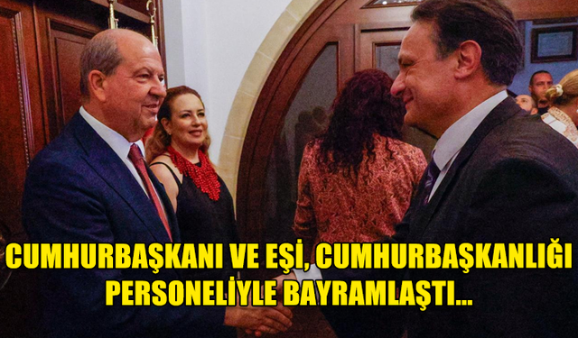 CUMHURBAŞKANI VE EŞİ, CUMHURBAŞKANLIĞI PERSONELİYLE BAYRAMLAŞTI…