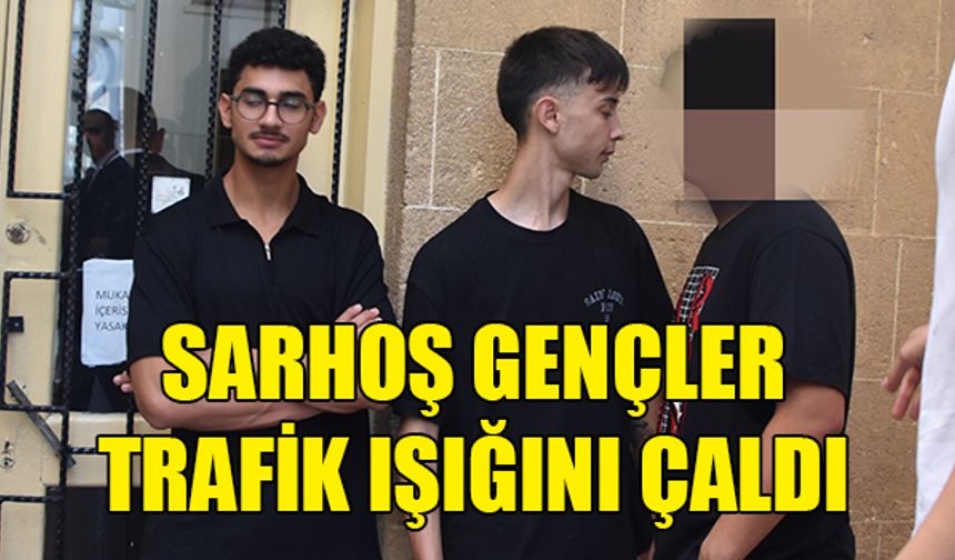 GİRNE'DE TRAFİK IŞIĞINI ÇALAN SARHOŞ GENÇLER MAHKEMEYE ÇIKARTILDI