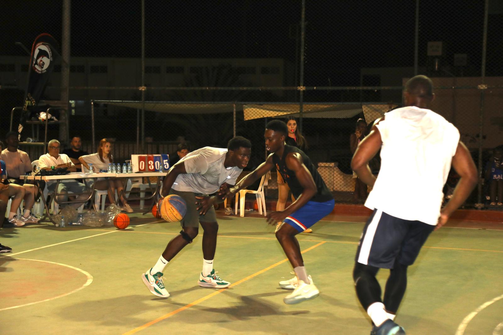Basketbol Şöleni̇nde 130 Bi̇n Li̇ra Dağiltildi1