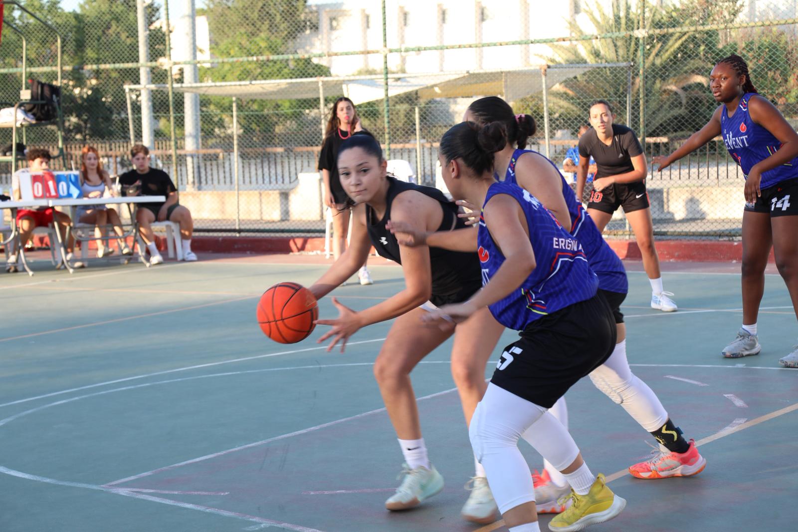Basketbol Şöleni̇nde 130 Bi̇n Li̇ra Dağiltildi2