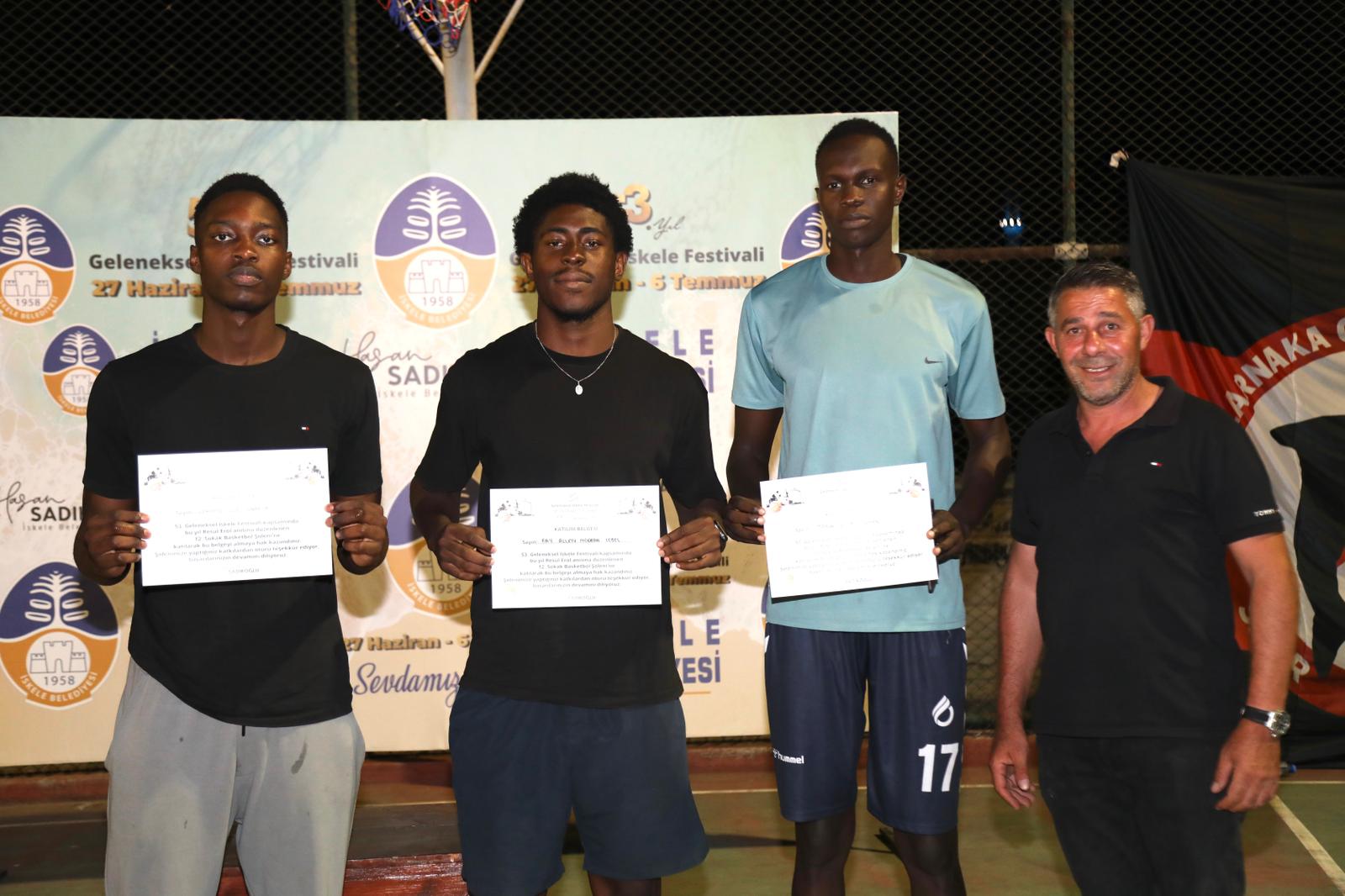 Basketbol Şöleni̇nde 130 Bi̇n Li̇ra Dağiltildi4