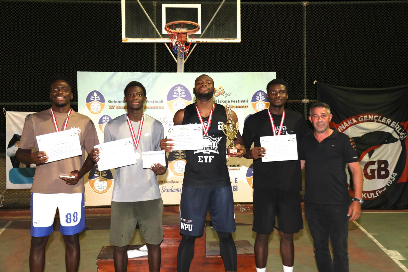 Basketbol Şöleni̇nde 130 Bi̇n Li̇ra Dağiltildi5